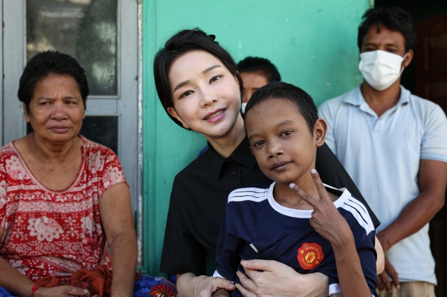 First lady Kim Keon-hee meets with the family of a Cambodian boy with a heart condition during her trip to Cambodia on Nov. 12 (Yonhap)