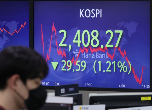 An electronic board showing the Korea Composite Stock Price Index at a dealing room of the Hana Bank headquarters in Seoul on Monday. (Yonhap)