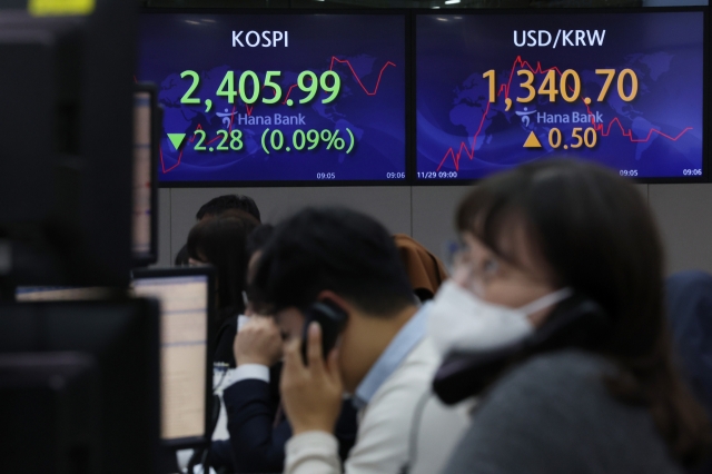 An electronic board showing the Korea Composite Stock Price Index at a dealing room of the Hana Bank headquarters in Seoul on Tuesday. (Yonhap)