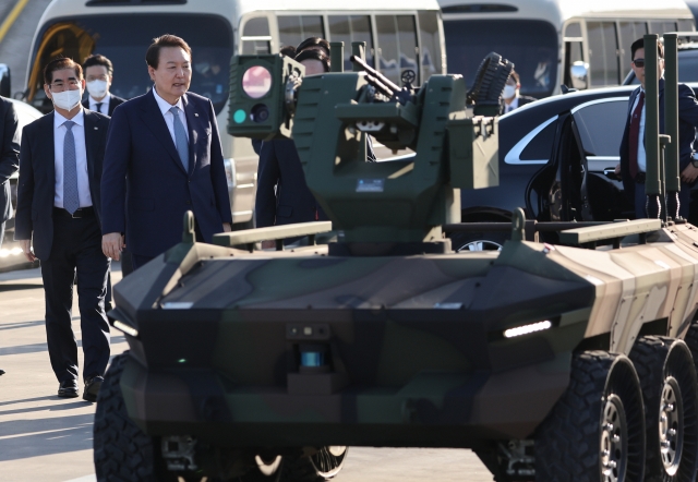 President Yoon Suk-yeol (second from left) inspects a multipurpose unmanned vehicle during a visit to Hyundai Rotem Co. in Changwon, 400 kilometers south of Seoul, last Thursday. (Yonhap)