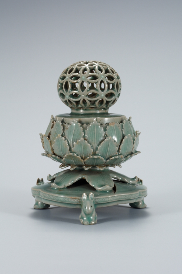 Celadon incense burner with an openwork auspicious character design lid (NMK)