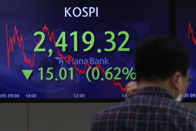 An electronic board showing the Korea Composite Stock Price Index at a dealing room of the Hana Bank headquarters in Seoul on Monday. (Yonhap)