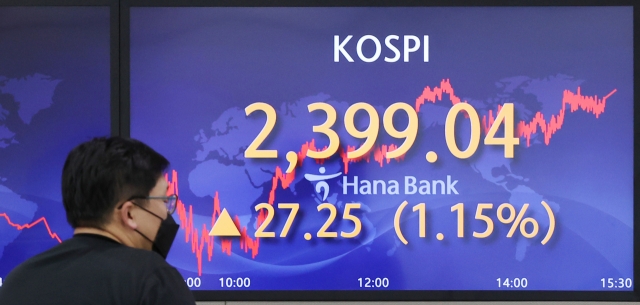 An electronic board showing the Korea Composite Stock Price Index at a dealing room of the Hana Bank headquarters in Seoul on Tuesday. (Yonhap)