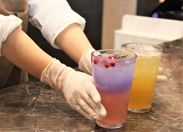 A barista at Starbucks serves iced drinks. (Starbucks Korea)