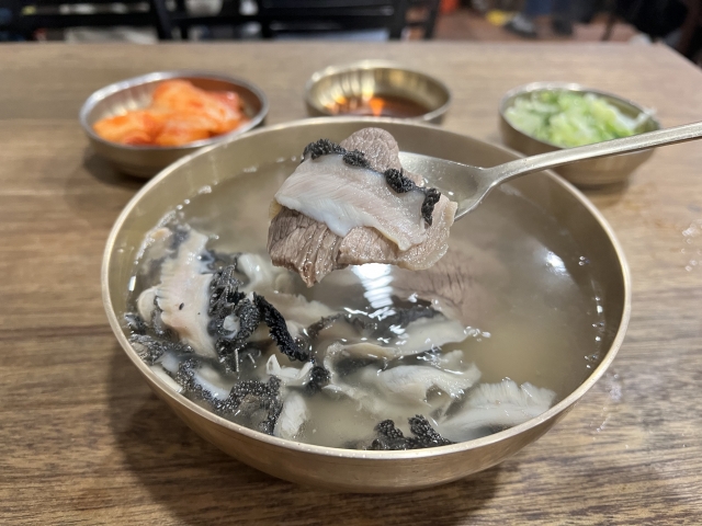 Gomtang at Hadonggwan (Kim Hae-yeon/ The Korea Herald)