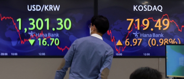 An electronic board showing the Korea Composite Stock Price Index at a dealing room of the Hana Bank headquarters in Seoul on Friday. (Yonhap)