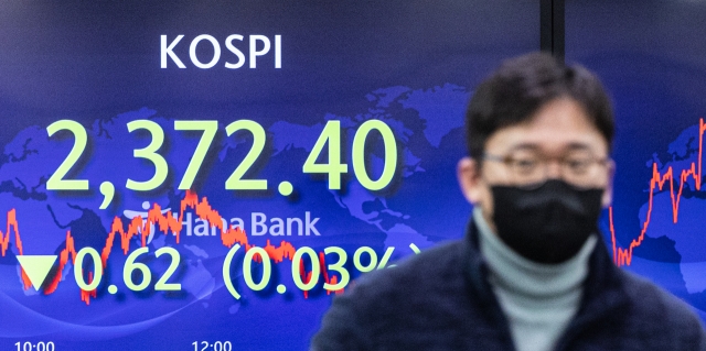 An electronic board showing the Korea Composite Stock Price Index at a dealing room of the Hana Bank headquarters in Seoul on Tuesday. (Yonhap)