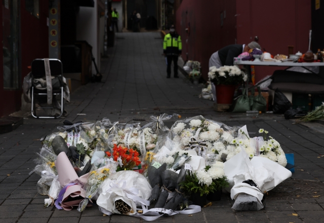 Flowers are laid at the scene of the crowd surge in Itaewon on Nov.13 (Yonhap)