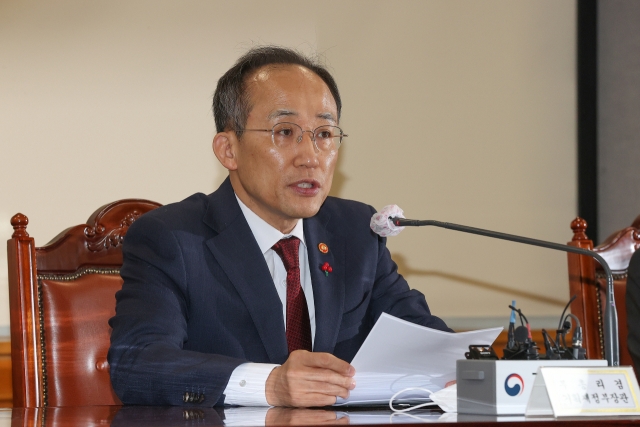 Finance Minister Choo Kyung-ho speaks during an emergency economic meeting in Seoul on Thursday (Yonhap)