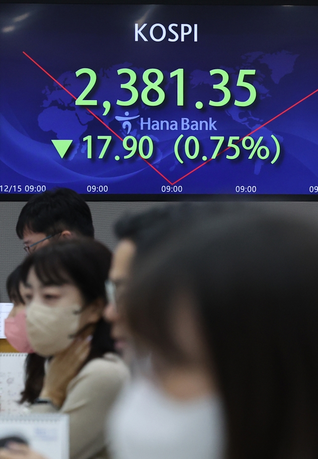 An electronic board showing the Korea Composite Stock Price Index at a dealing room of the Hana Bank headquarters in Seoul on Thursday. (Yonhap)