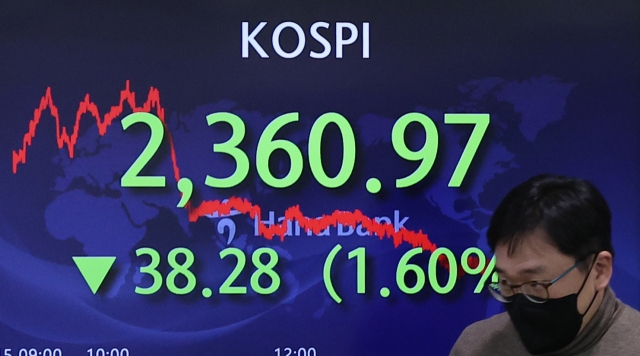 An electronic board showing the Korea Composite Stock Price Index at a dealing room of the Hana Bank headquarters in Seoul on Thursday. (Yonhap)