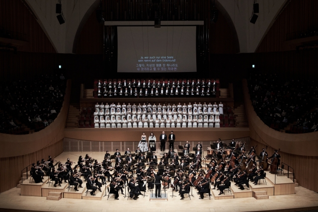 Kim Sun-wook conducts Seoul Philharmonic Orchestra at Lotte Concert Hall in Seoul, Friday. (SPO)