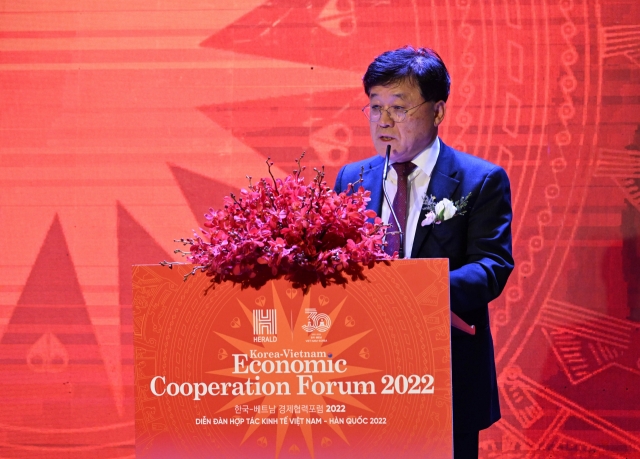 Jeong Man-ki, vice chairman of the Korea International Trade Association, delivers a keynote speech during the Korea-Vietnam Economic Cooperation Forum held in Hanoi, Vietnam, on Friday.