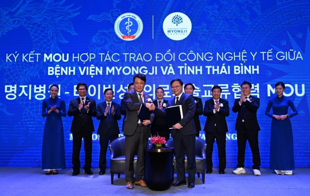 Lee Wang-jun (left), chairman of Myongji Medical Foundation, and Pham Quang Hoa, director of Thai Binh Department of Health, shake hands after signing a memorandum of understanding on health care partnership on Friday on the sidelines of the Korea-Vietnam Economic Cooperation Forum 2022 held at InterContinental Hanoi Landmark72. (Park Hae-mook/The Korea Herald)