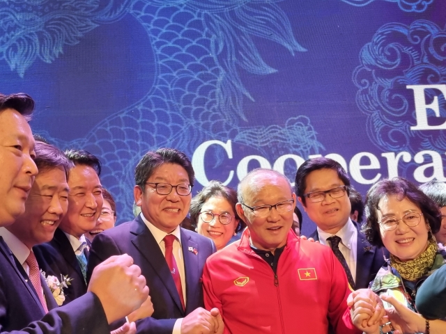 The Korea Herald CEO Choi Jin-young (fourth from left, front row) pose for a photo with Park Hang-seo (fifth from left, front row), head coach of Vietnamese men's national soccer team. (Son Ji-hyoung/The Korea Herald)