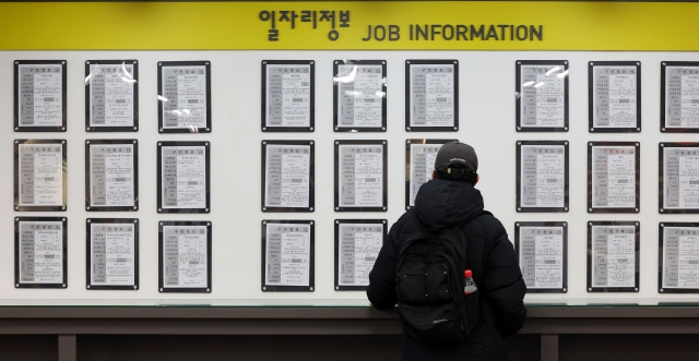 A man examines jobs posted on a bulletin board in Mapo-gu, Seoul, Wednesday. (Yonhap)