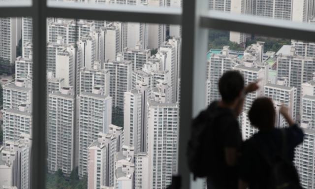 Visitors look at the apartment complex of Songpa District, Southern Seoul. (Yonhap)