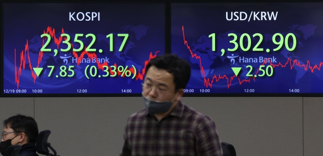 An electronic board showing the Korea Composite Stock Price Index at a dealing room of the Hana Bank headquarters in Seoul on Monday. (Yonhap)