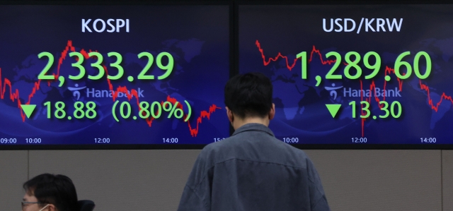 An electronic board showing the Korea Composite Stock Price Index at a dealing room of the Hana Bank headquarters in Seoul on Tuesday. (Yonhap)