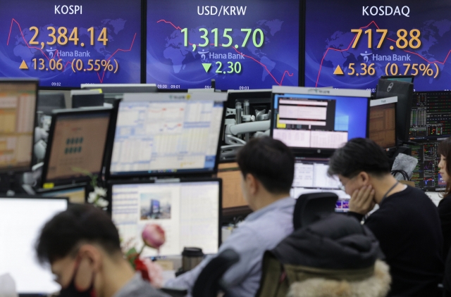 An electronic board showing the Korea Composite Stock Price Index at a dealing room of the Hana Bank headquarters in Seoul on Thursday. (Yonhap)