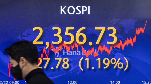 An electronic board showing the Korea Composite Stock Price Index at a dealing room of the Hana Bank headquarters in Seoul on Thursday. (Yonhap)