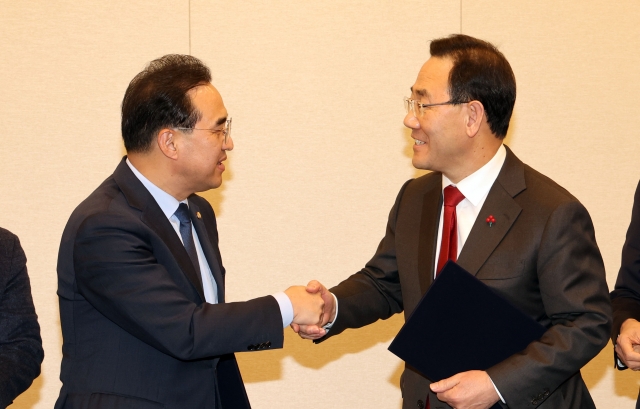 Democratic Party of Korea Floor Leader Rep. Park Hong-keun (left) and People Power Party Floor Leader Rep. Joo Ho-young pose for a photo at the National Assembly on Thursday. (Yonhap)