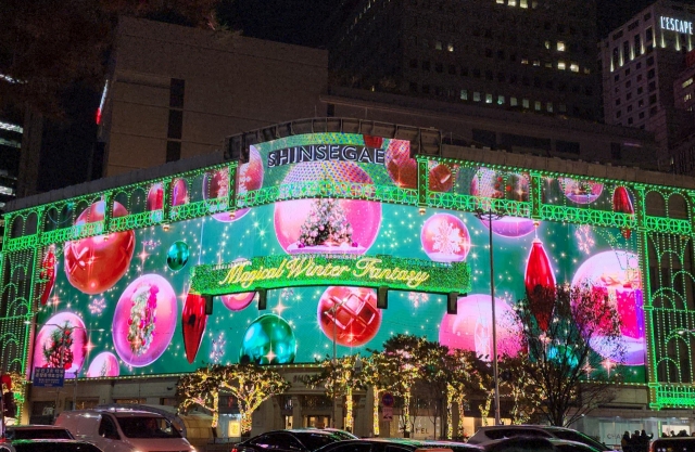 Shinsegae Department Store's media facade (Hwang Dong-hee/The Korea Herald)