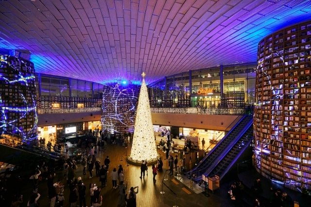 A Christmas tree at Starfield Library in Coex Mall, Gangnam-gu, southern Seoul (Shinsegae Property)