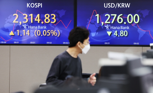 An electronic board showing the Korea Composite Stock Price Index at a dealing room of the Hana Bank headquarters in Seoul on Monday. (Yonhap)