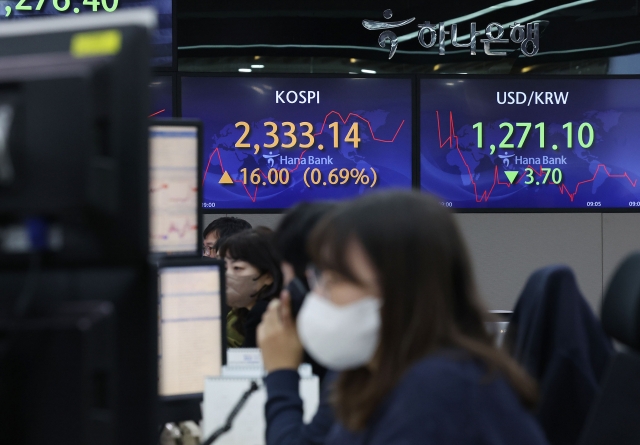 An electronic board showing the Korea Composite Stock Price Index at a dealing room of the Hana Bank headquarters in Seoul on Tuesday. (Yonhap)