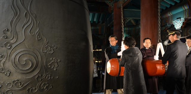 This 2013 file photo shows the New Year's bell-ringing ceremony at Bosingak in Jongno-gu, central Seoul. (The Korea Herald)