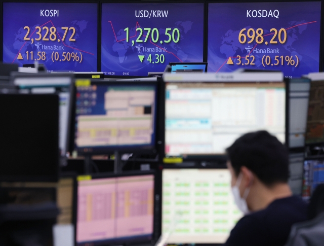 An electronic board showing the Korea Composite Stock Price Index at a dealing room of the Hana Bank headquarters in Seoul on Wednesday. (Yonhap)