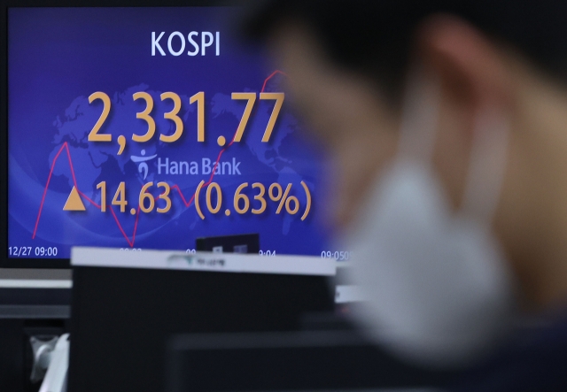 An electronic board showing the Korea Composite Stock Price Index at a dealing room of the Hana Bank headquarters in Seoul on Wednesday. (Yonhap)