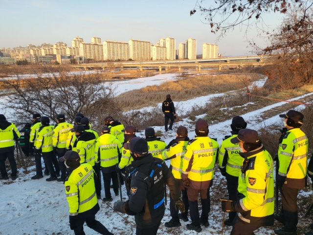 Police conduct a search at a creek in Paju, Gyeonggi Province, Tuesday. (Yonhap)