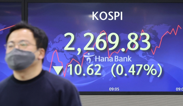 An electronic board showing the Korea Composite Stock Price Index at a dealing room of the Hana Bank headquarters in Seoul on Thursday. (Yonhap)