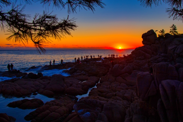 Visitors catch the sunrise from the seaside at Goseong, Gangwon Province, on Jan. 1, 2021. (Goseong-gun Office)