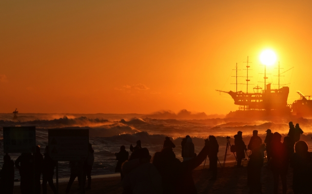 People watch the sun rise on Dec. 25. at Jeongdongjin Beach in Gangwon Province. (Yonhap)