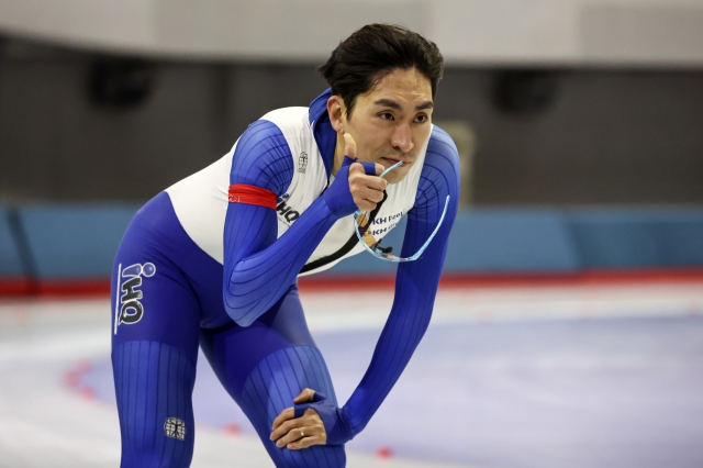 South Korean speed skater Lee Seung-hoon gives a thumbs-up sign after winning the men's 5,000-meter race at the National Allround Speed Skating Championships at Taeneung International Rink in Seoul on Tuesday. (Yonhap)