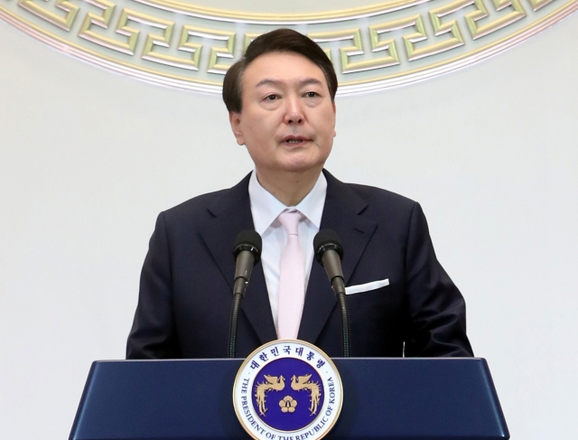 President Yoon Suk-yeol speaks at New Year's greeting at Yeongbingwan, a reception hall at Cheong Wa Dae, on Monday. (Yonhap)