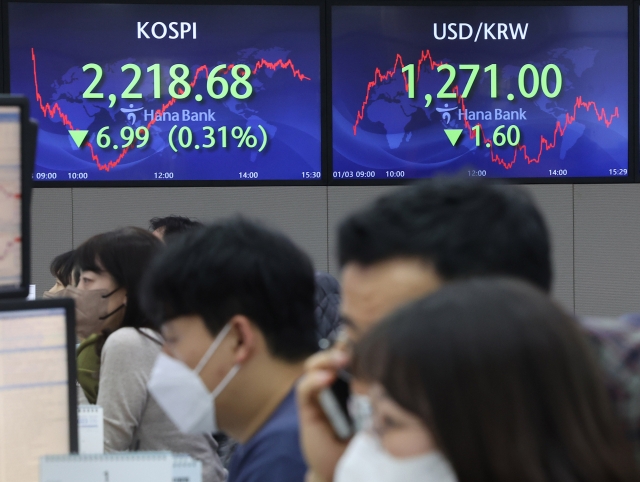 An electronic board showing the Korea Composite Stock Price Index at a dealing room of the Hana Bank headquarters in Seoul on Tuesday. (Yonhap)