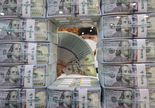 A clerk sorts $100 banknotes at the headquarters of Hana Bank in Seoul on Dec. 5, 2022. South Korea's foreign reserves increased in November as the dollar-converted value of holdings rose thanks to the greenback's fall, ending a four-month decline. The country's foreign reserves had stood at $416.1 billion as of end-November, up $2.09 billion from the previous month, according to data provided by the Bank of Korea. (Yonhap)