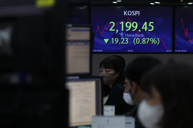 An electronic board showing the Korea Composite Stock Price Index at a dealing room of the Hana Bank headquarters in Seoul on Wednesday. (Yonhap)