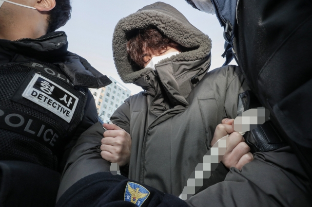 This photo shows Lee Ki-young (second from left) being sent to prosecution from Ilsan Dongbu Police Station, Gyeonggi Province, on Wednesday. (Yonhap)