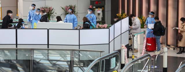 Passengers who have undergone their PCR tests upon arrival wait in a waiting room at Incheon Airport Terminal 1. (Yonhap)