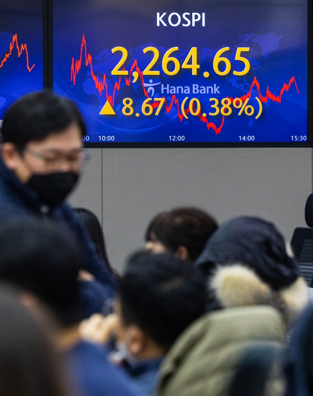 An electronic board showing the Korea Composite Stock Price Index at a dealing room of the Hana Bank headquarters in Seoul on Thursday. (Yonhap)