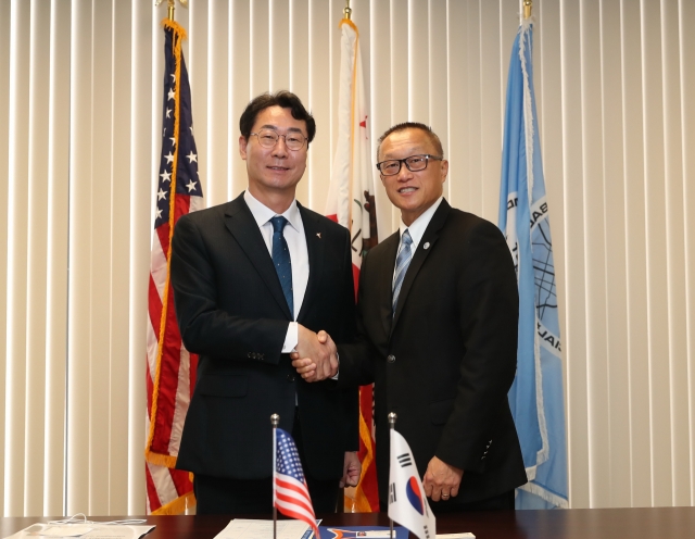 Mayor Jeong Myeong-geun of Hwaseong (left) and Mayor George Chen of Torrance (City of Hwaseong)