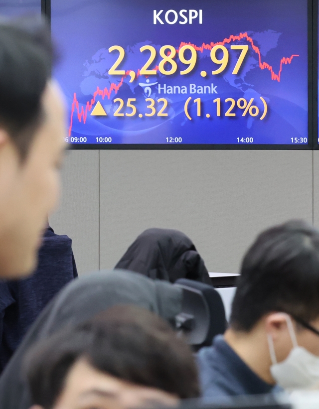 An electronic board showing the Korea Composite Stock Price Index at a dealing room of the Hana Bank headquarters in Seoul on Friday. (Yonhap)