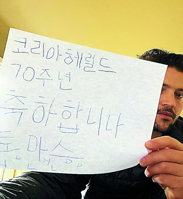 McDonell holds a handwritten message of congratulations for The Korea Herald's 70th anniversary, in Korean. (Courtesy of McDonell)