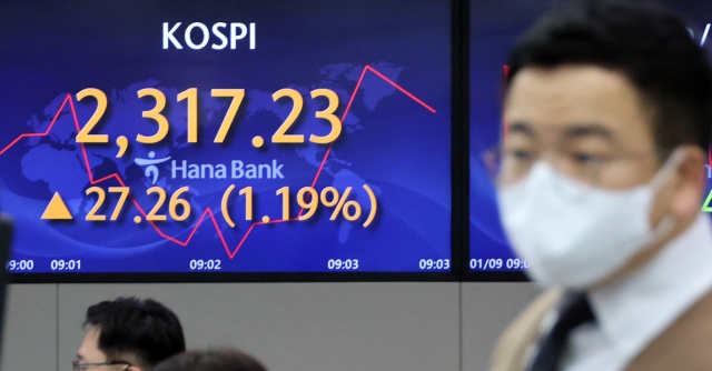 An electronic board showing the Korea Composite Stock Price Index at a dealing room of the Hana Bank headquarters in Seoul on Monday. (Yonhap)