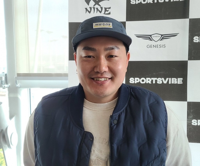 Pittsburgh Pirates first baseman Choi Ji-man speaks with reporters at Incheon International Airport, west of Seoul last Sunday. (Yonhap)